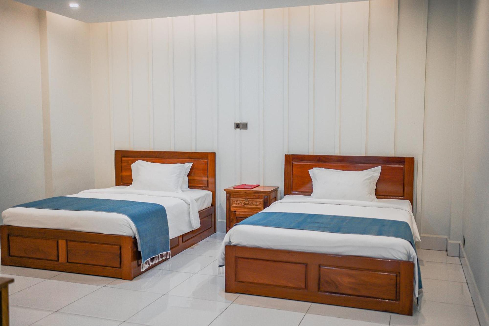 Montagne Regency Hotel Kampot Bagian luar foto