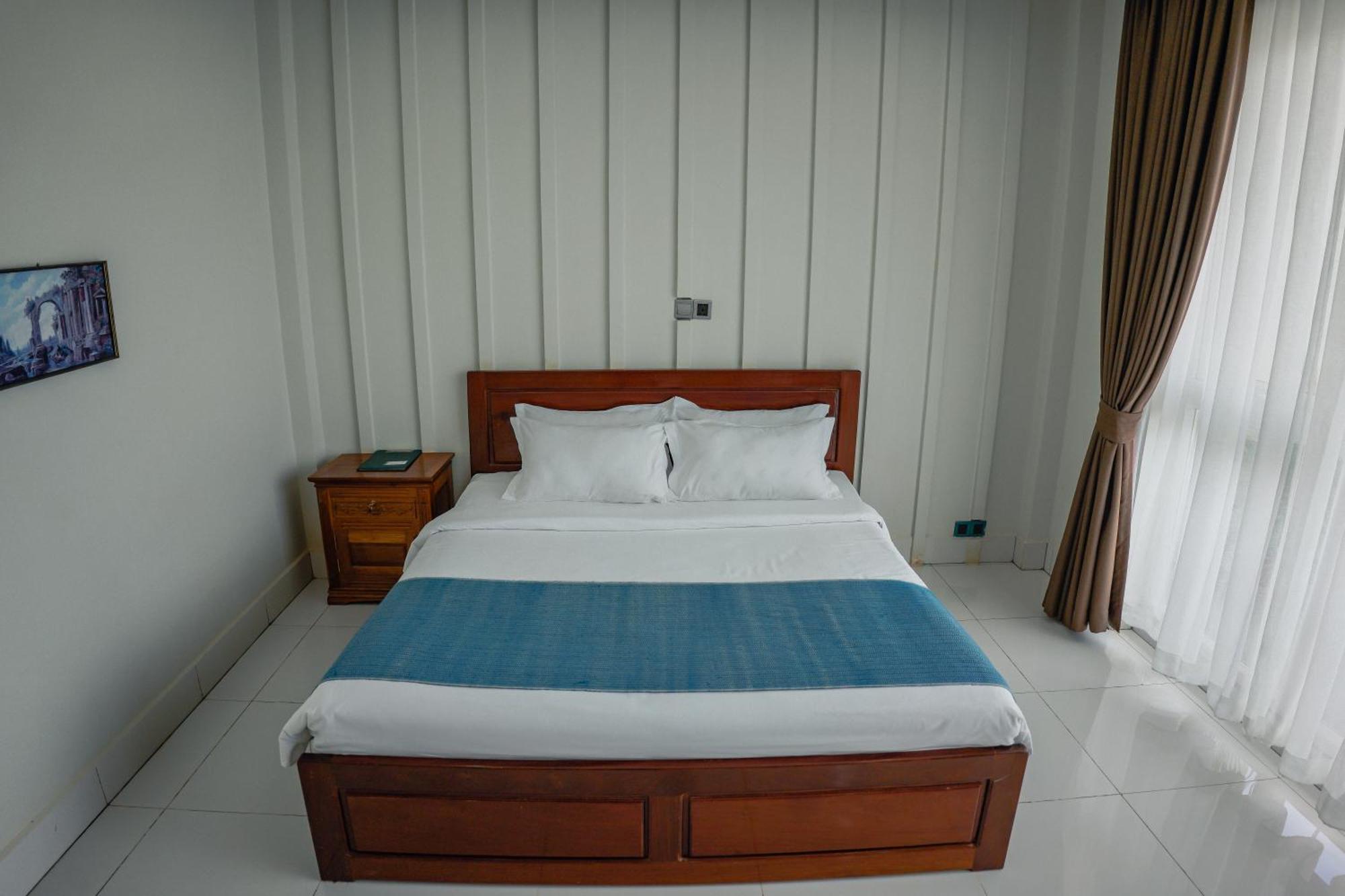 Montagne Regency Hotel Kampot Bagian luar foto