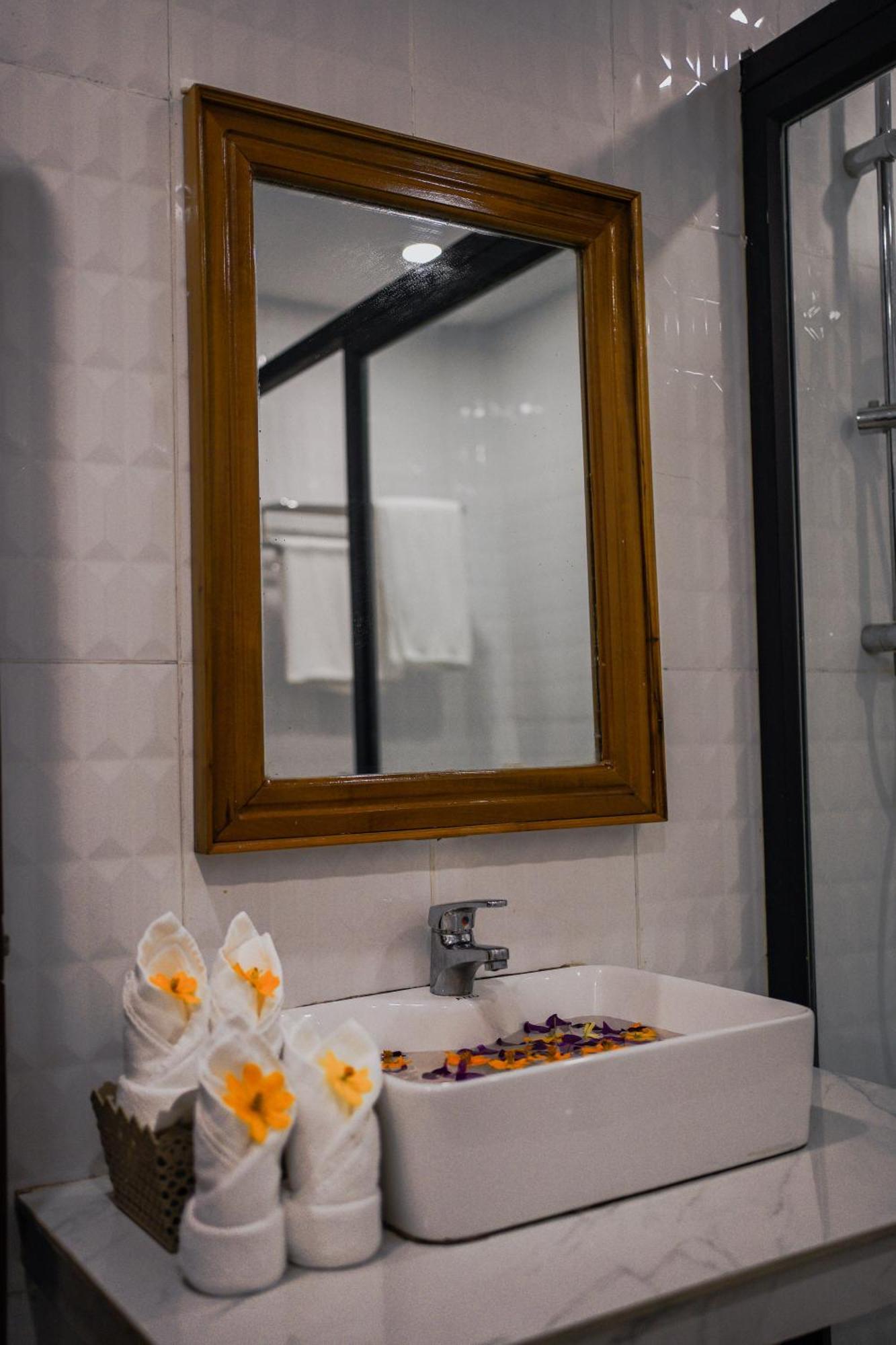 Montagne Regency Hotel Kampot Bagian luar foto